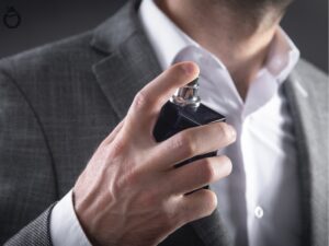 Có nên xịt nước hoa lên quần áo không?