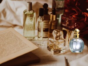 Nước hoa có được mang lên máy bay không?